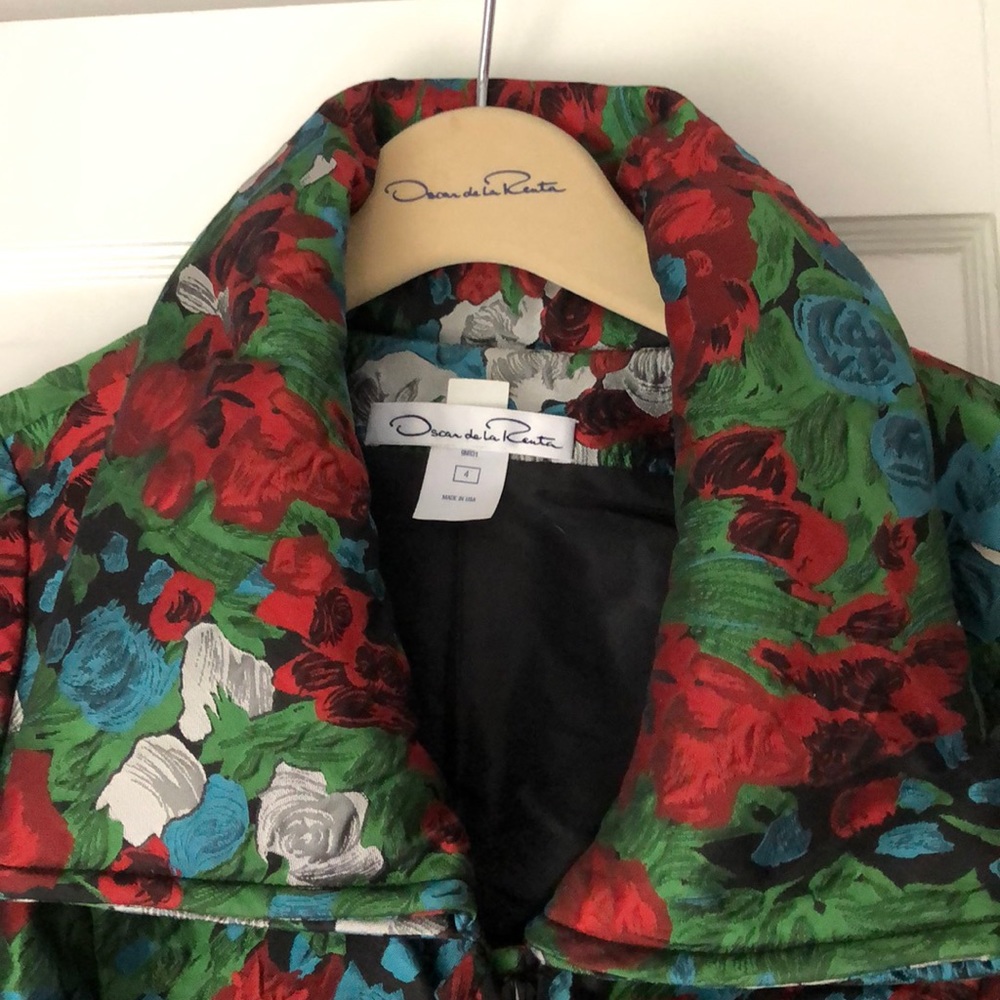 Oscar de la Renta novelty jacquard coat. Fully lined with pockets